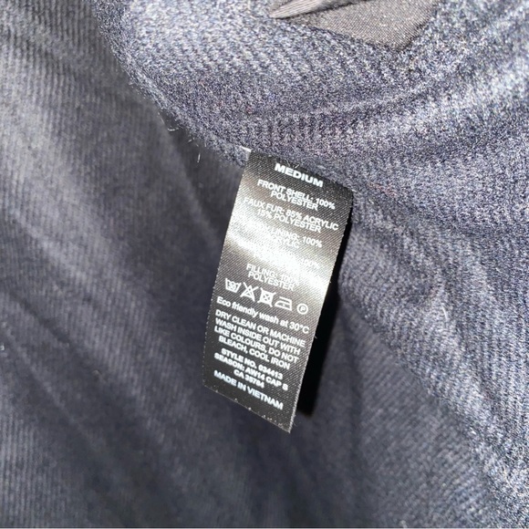 Jacques Vert black coat with faux fur collar and cuffs and toggle closure - Picture 10 of 10